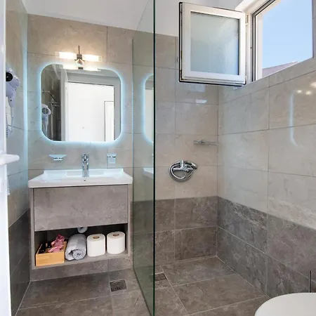 Niko's And Nora's Lejlighed *